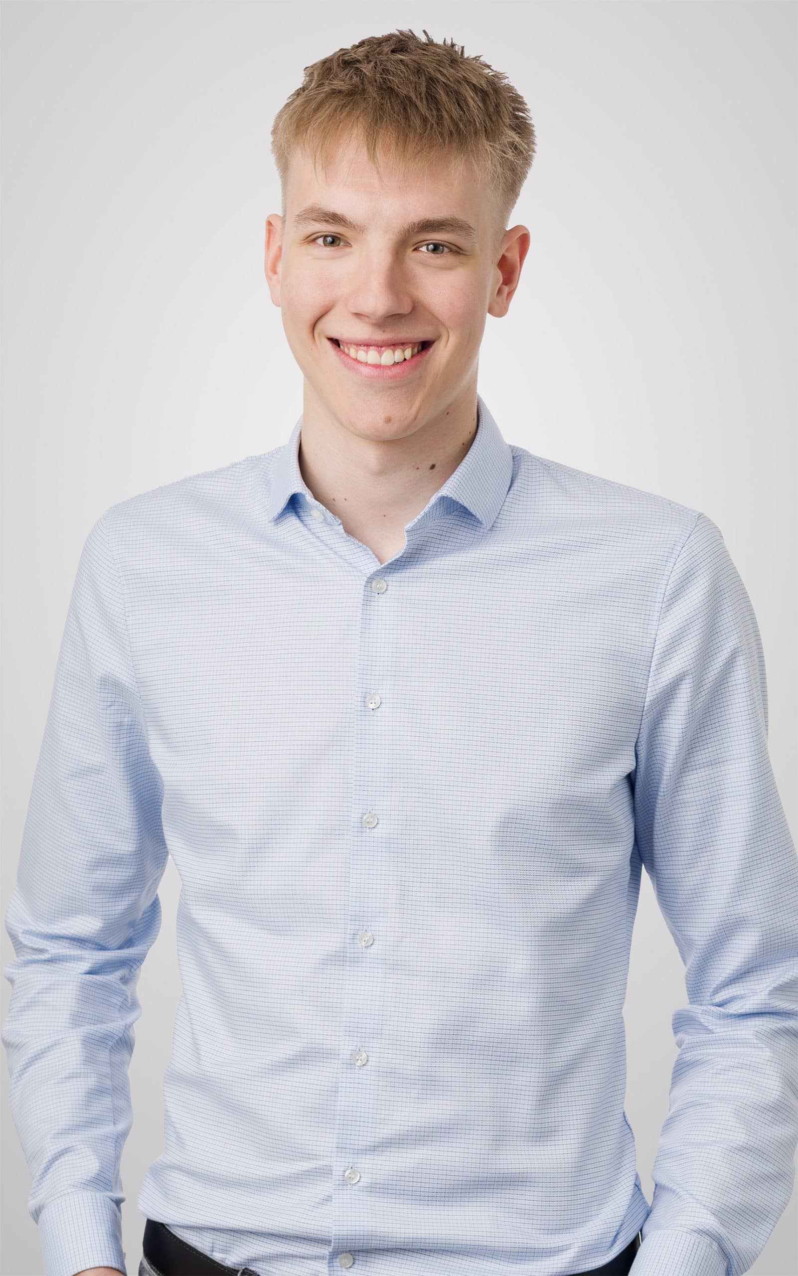 Bennett_Troepps_grauer_Hintergrund